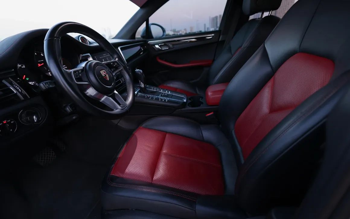 Porsche Macan Silver - image 11