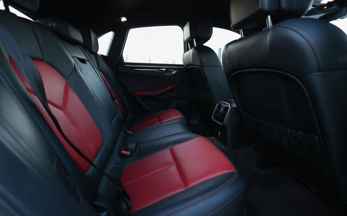 Porsche Macan Silver - image 15