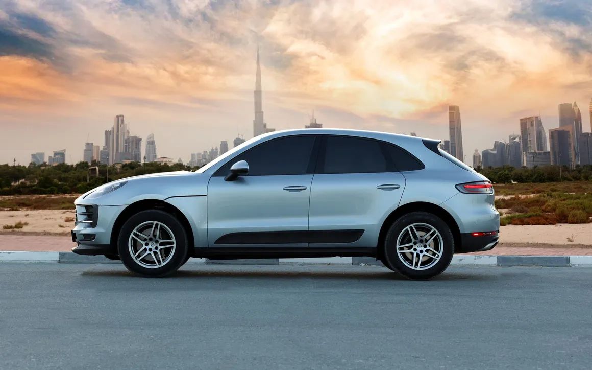 Porsche Macan Silver - image 2