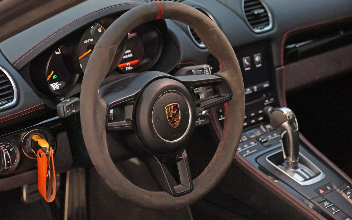 Porsche GT4 Black - image 12