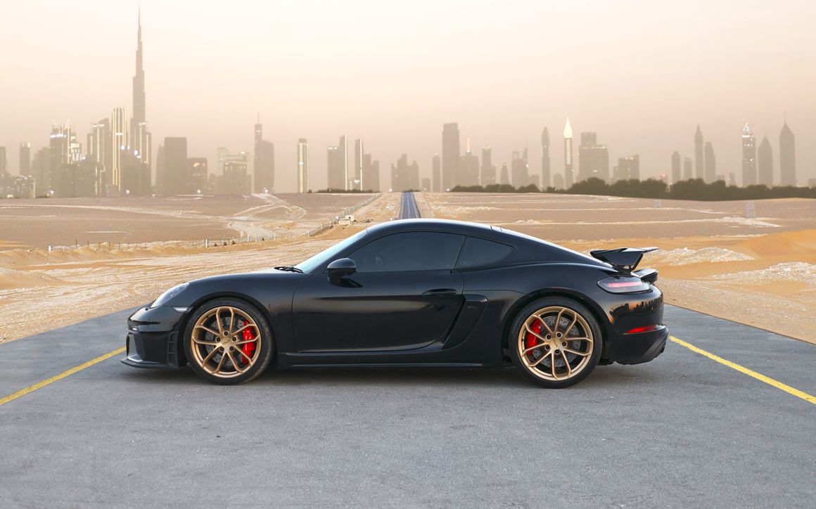 Porsche GT4 Black - image 2