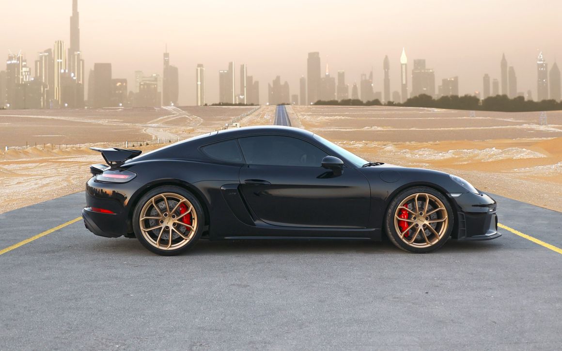 Porsche GT4 Black - image 5