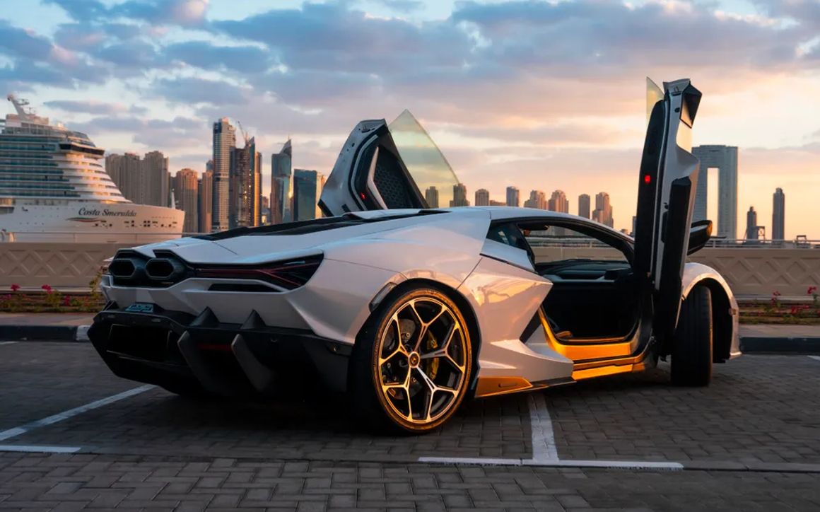 Lamborghini Revuelto - image 12