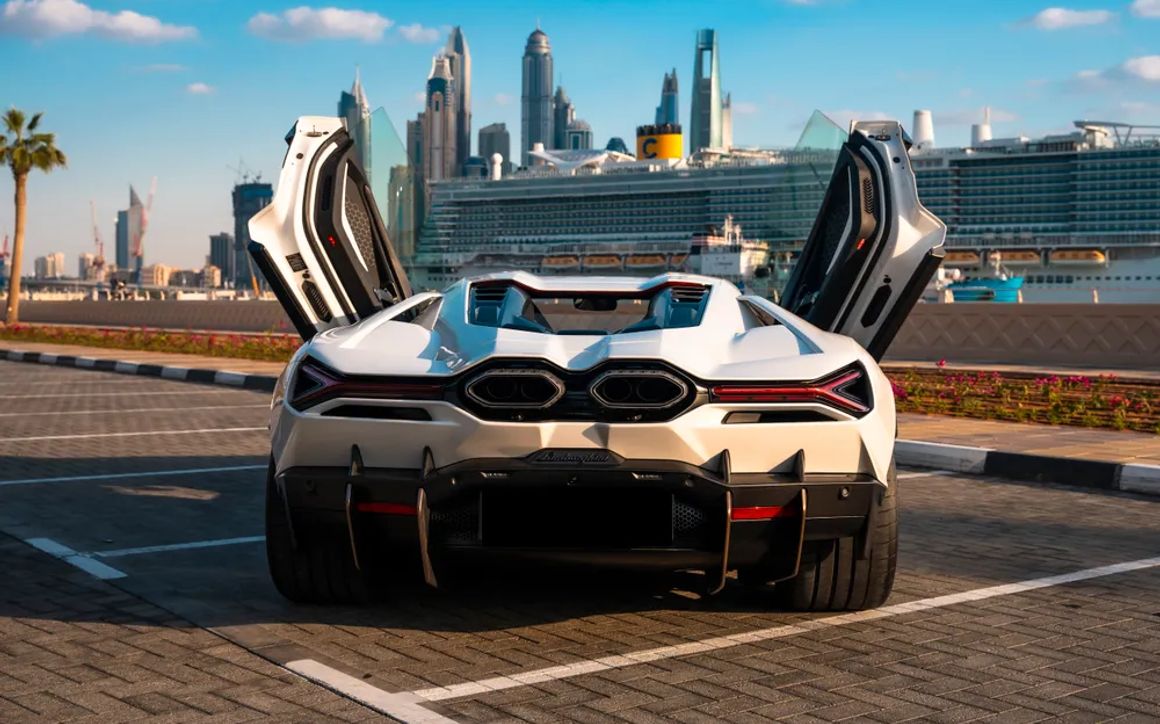 Lamborghini Revuelto - image 11