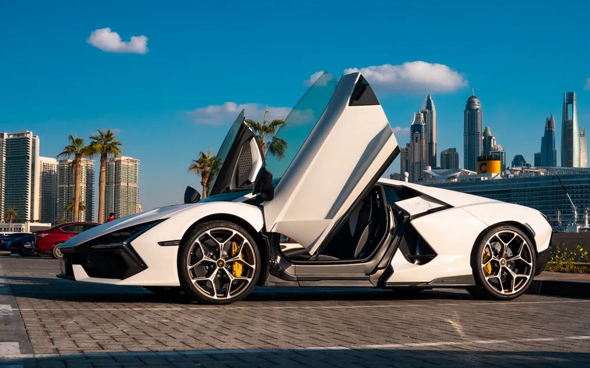 Lamborghini Revuelto - image 8