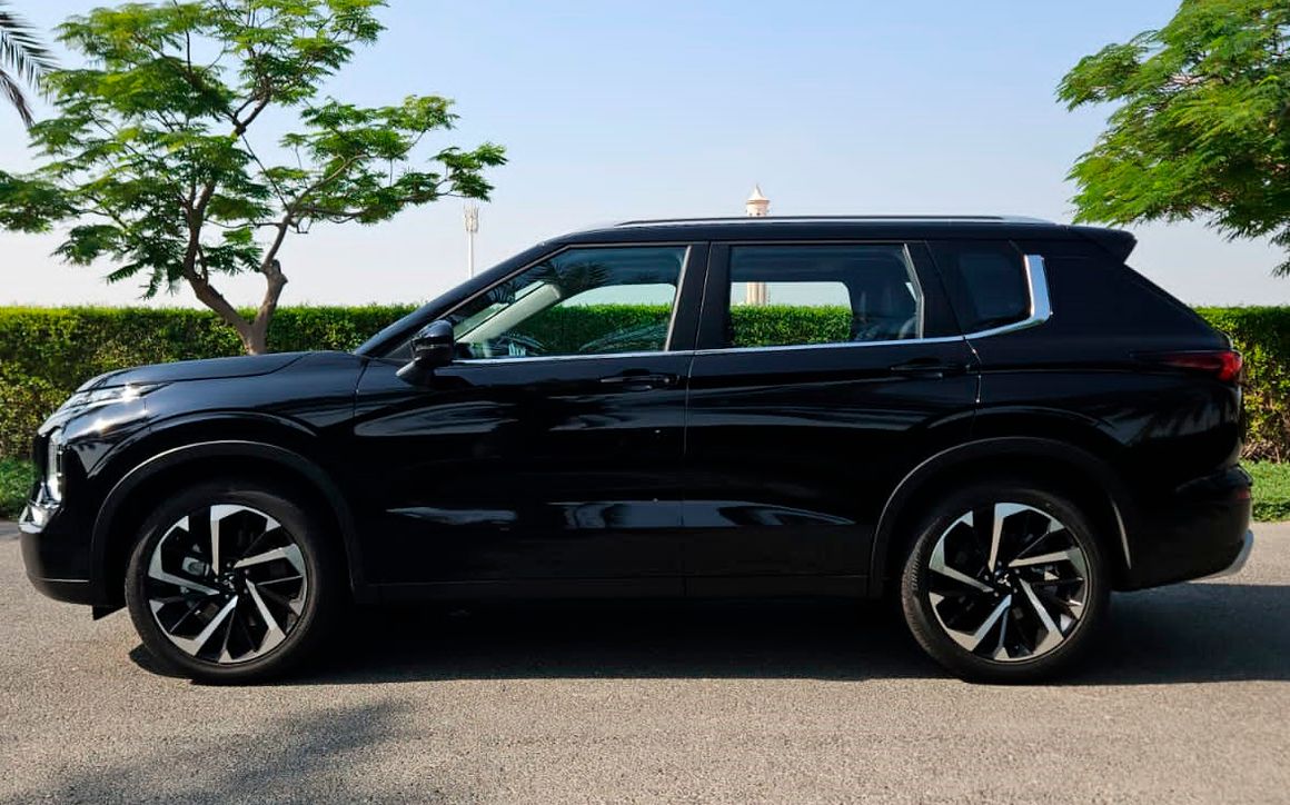 MITSUBISHI OUTLANDER - image 2