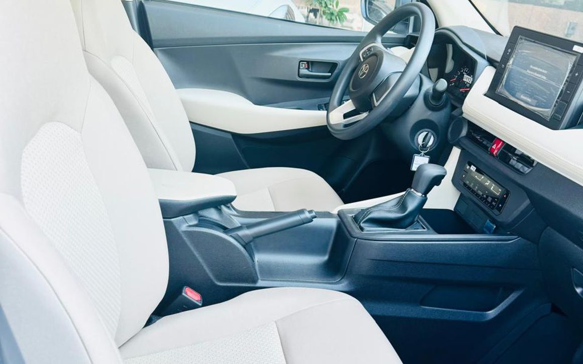 TOYOTA YARIS 1.5L SEDAN AT 2024 - image 6