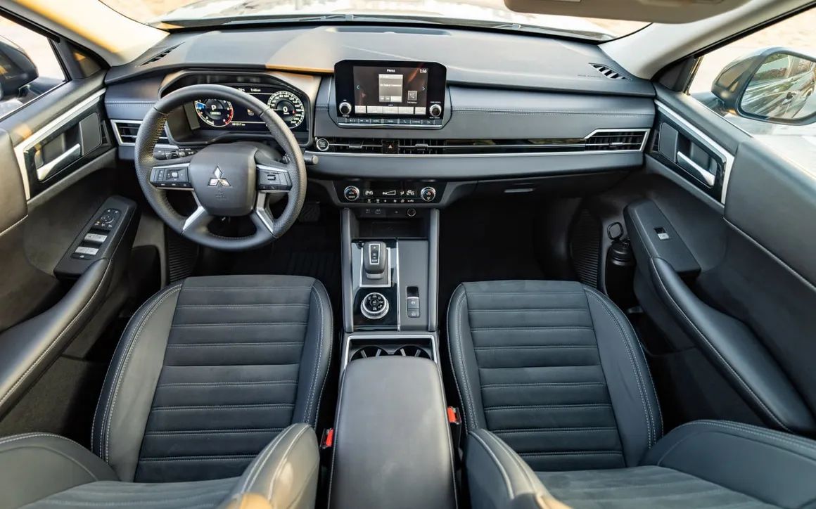 MITSUBISHI OUTLANDER (2025) - image 8