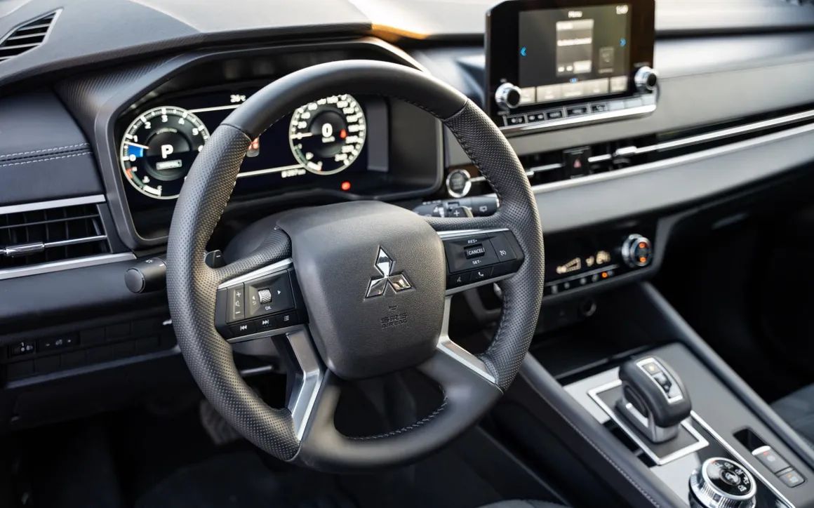 MITSUBISHI OUTLANDER (2025) - image 9