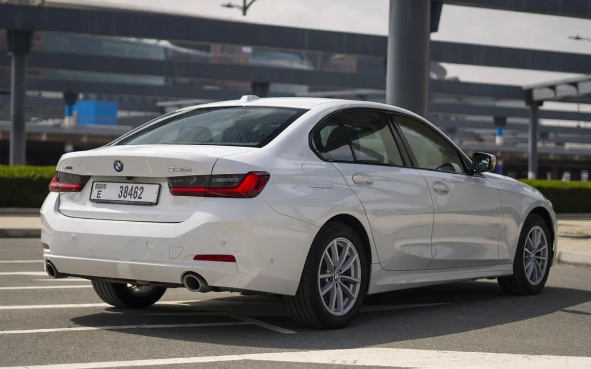 BMW 320i - image 6