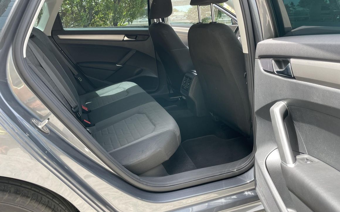 Volkswagen Passat - image 9