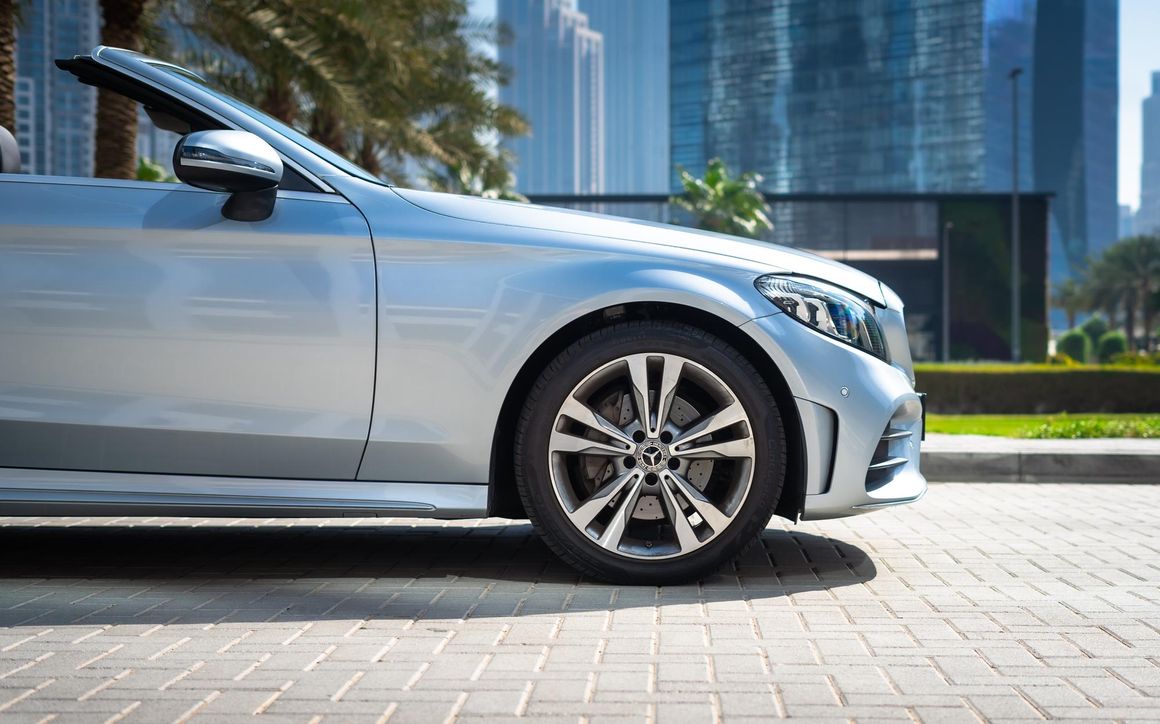 Mercedes C200 Convertible - image 13