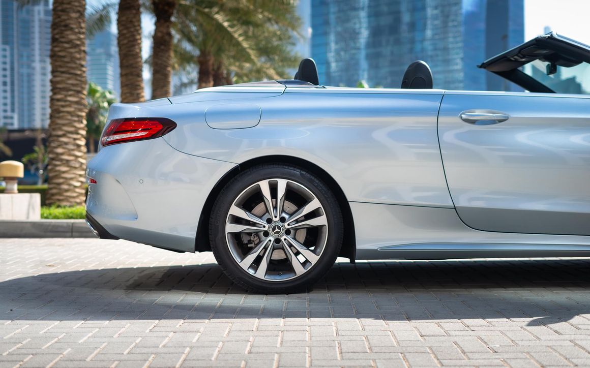 Mercedes C200 Convertible - image 12