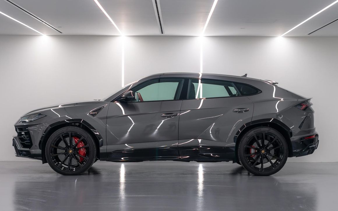 Lamborghini  URUS - image 2