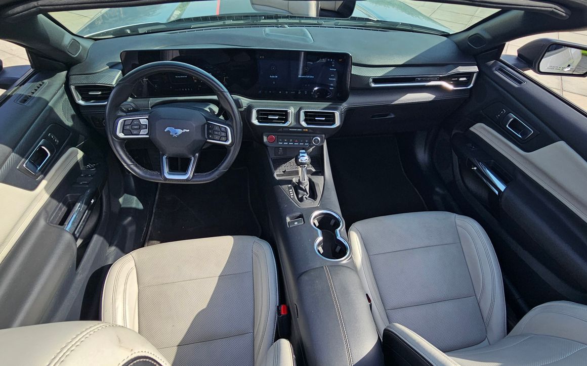Ford Mustang Convertible - image 11