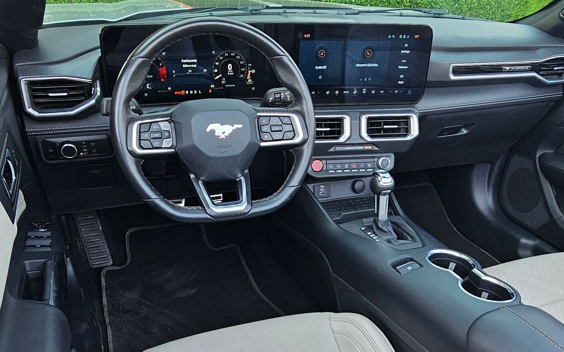 Ford Mustang Convertible - image 9