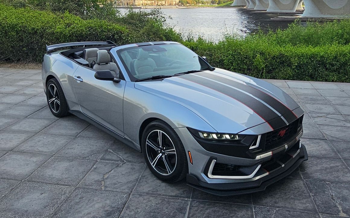 Ford Mustang Convertible - image 4