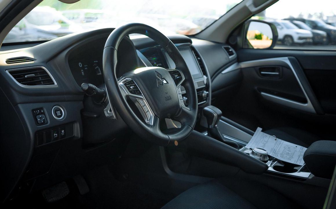 MITSUBISHI MONTERO - image 5