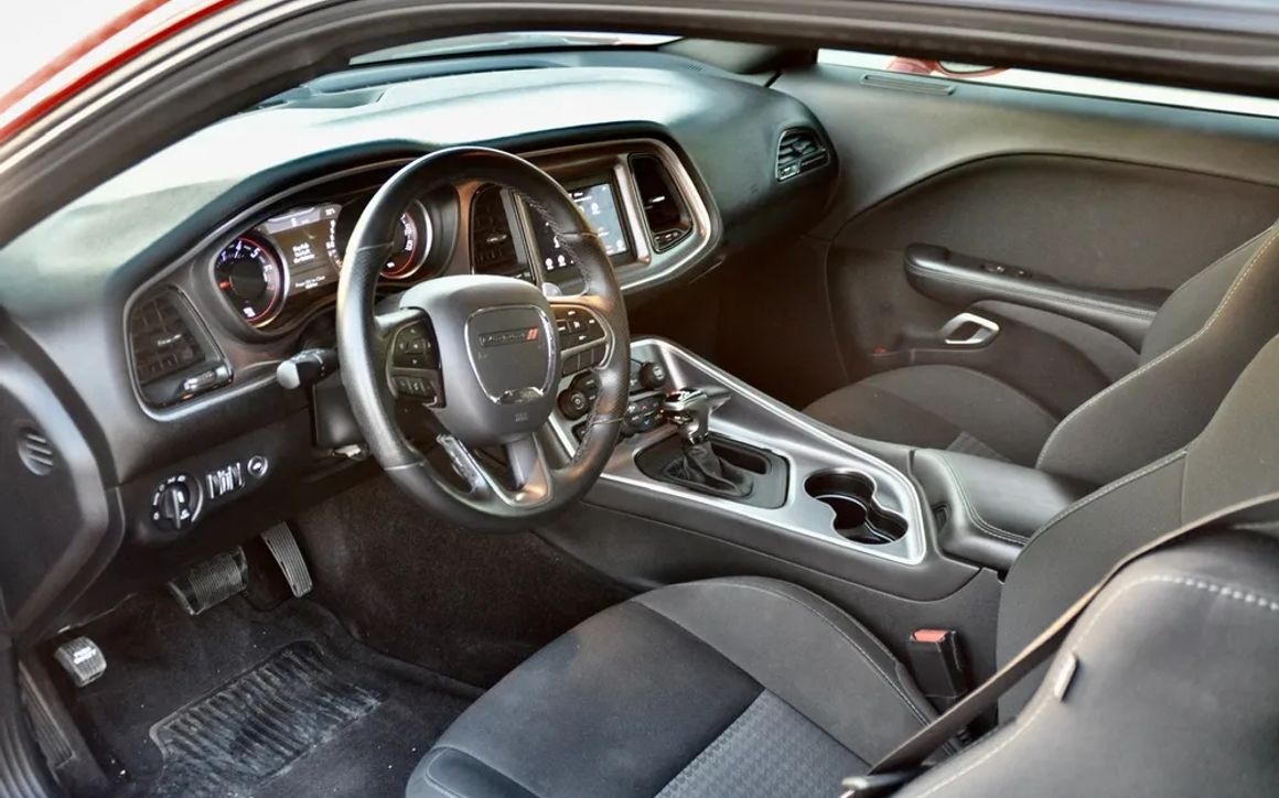 Dodge Challenger - image 5