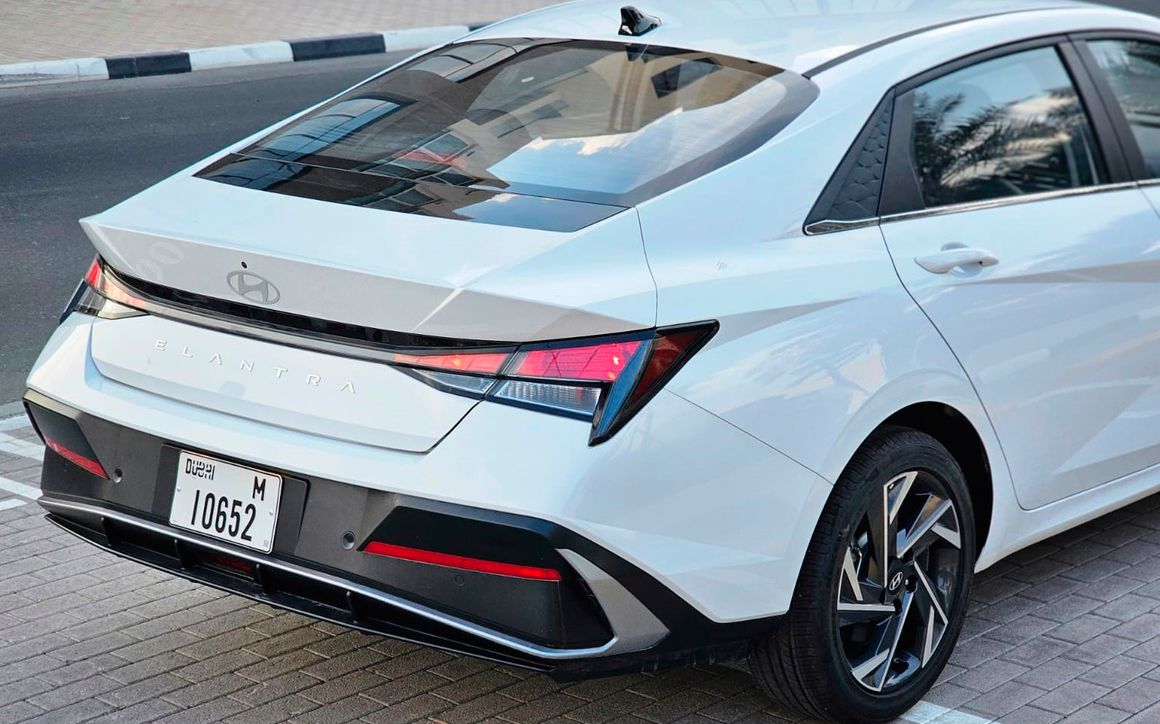 HYUNDAI ELANTRA - image 4