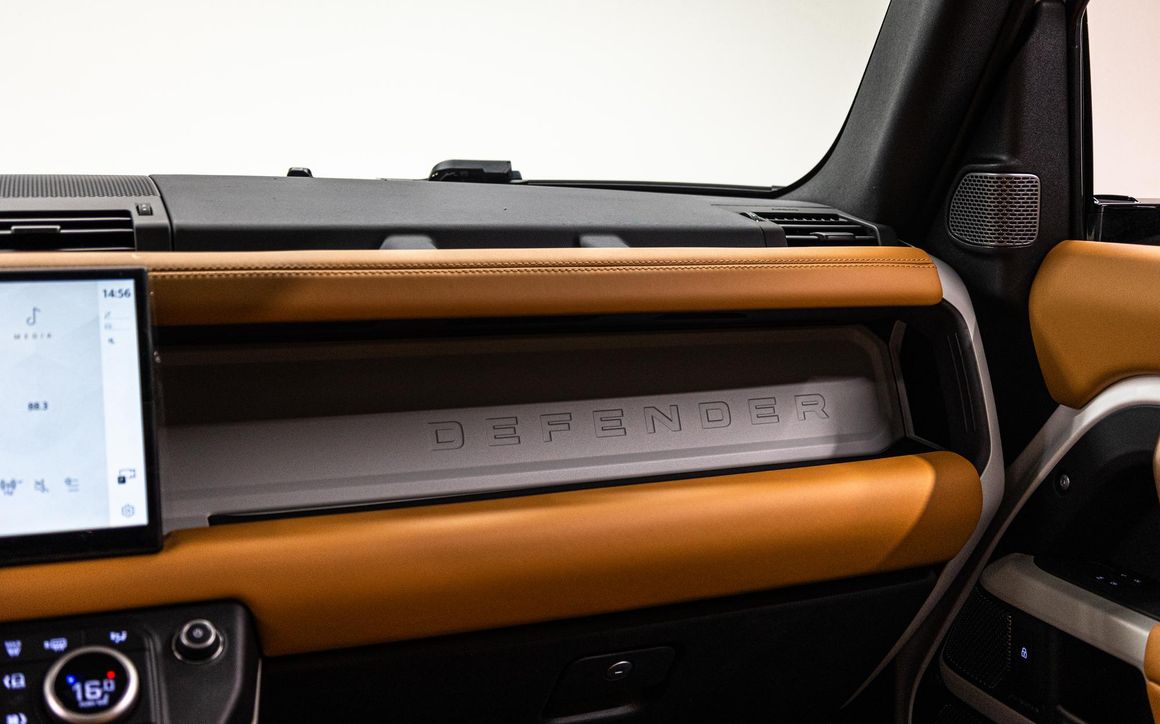 Land Rover Defender V6 110 - image 17