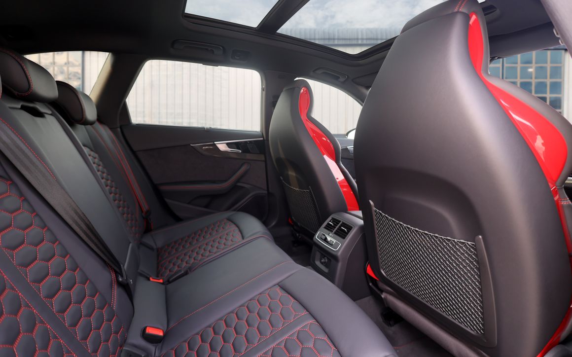 Audi RS4 Black - image 17