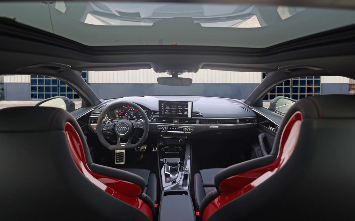 Audi RS4 Black - image 10