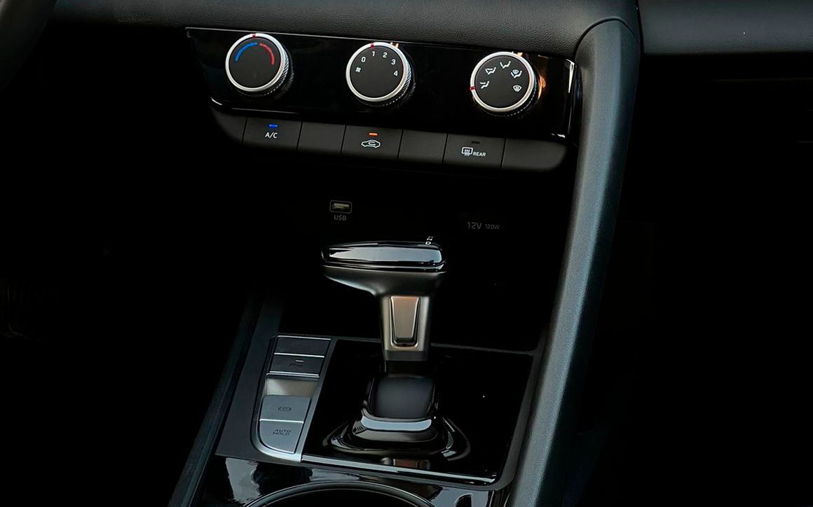 HYUNDAI ELANTRA - image 8