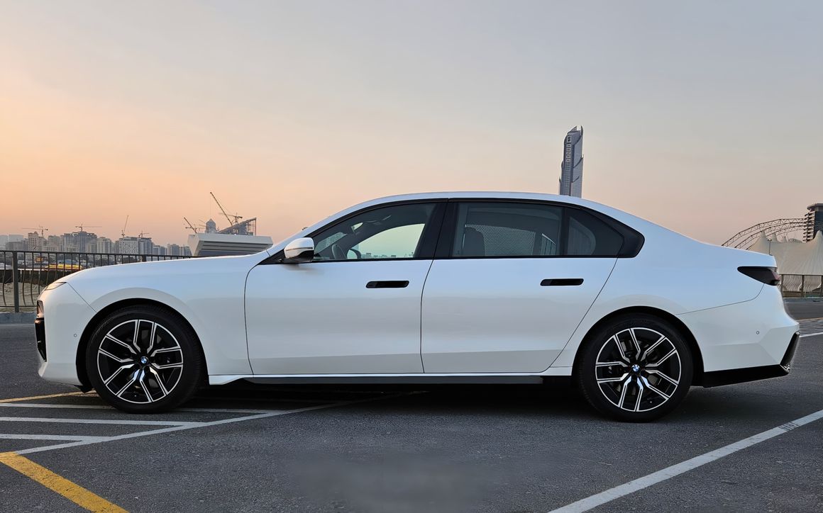 BMW 740i - image 4