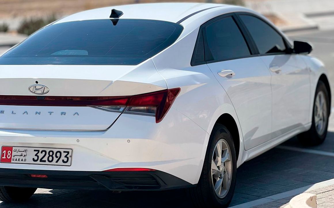HYUNDAI Elantra - image 5