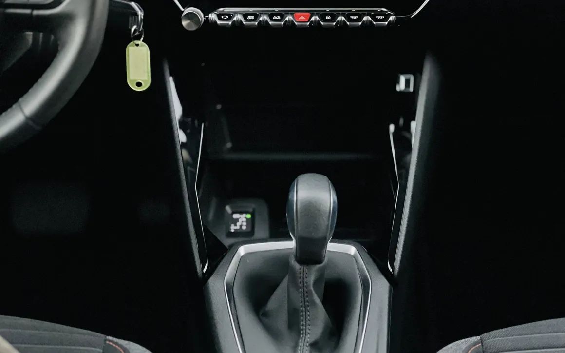 PEUGEOT 2008 - image 11