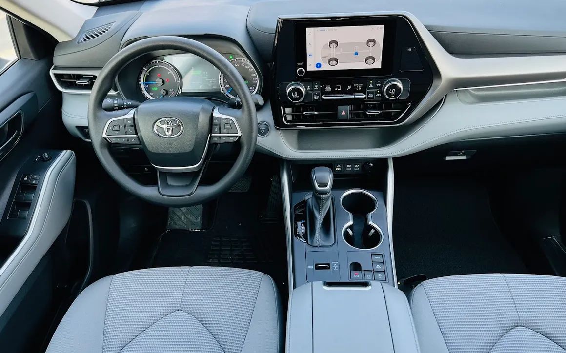 TOYOTA HIGHLANDER HYBRID - image 4