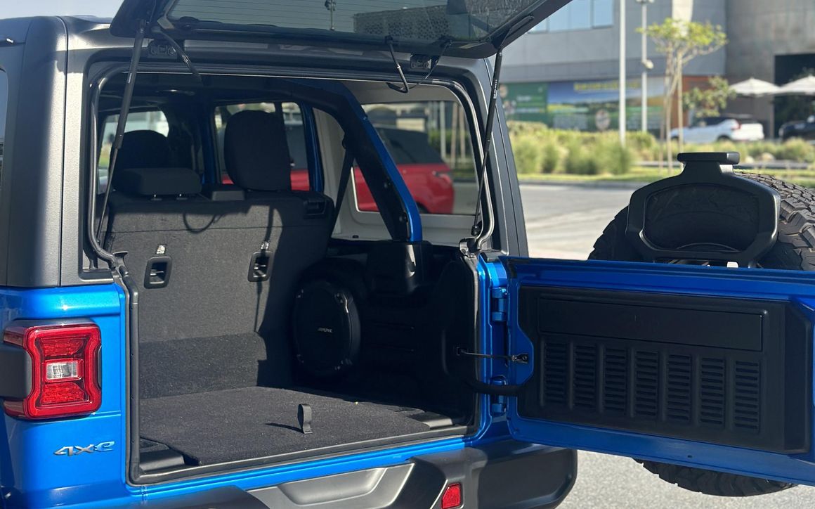 Jeep Wrangler - image 12