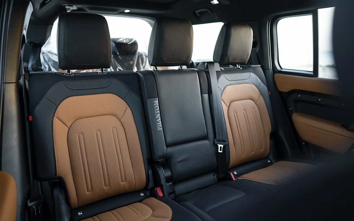 LAND ROVER DEFENDER 130 - image 11