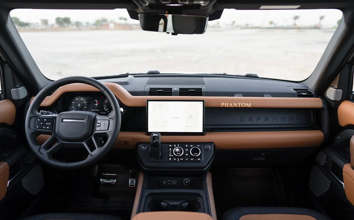 LAND ROVER DEFENDER 130 - image 6