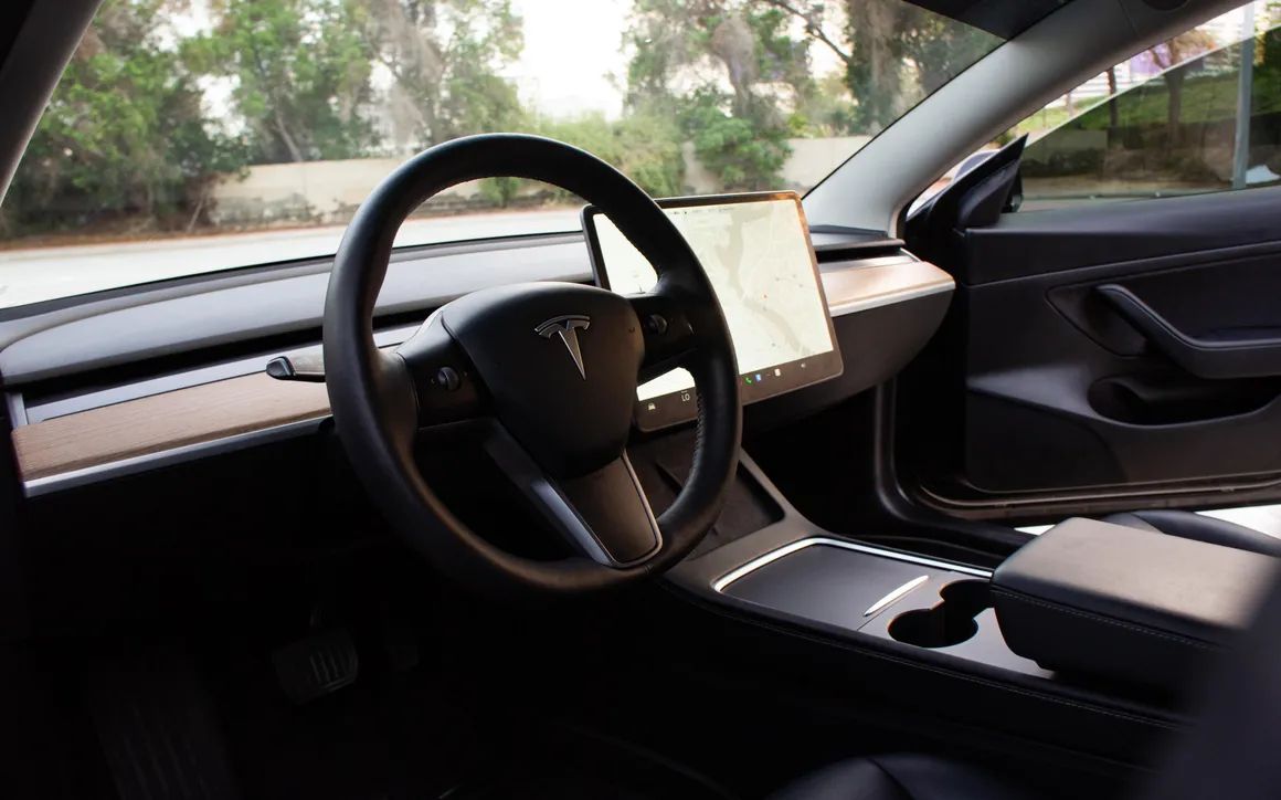 Tesla Model 3 - image 12