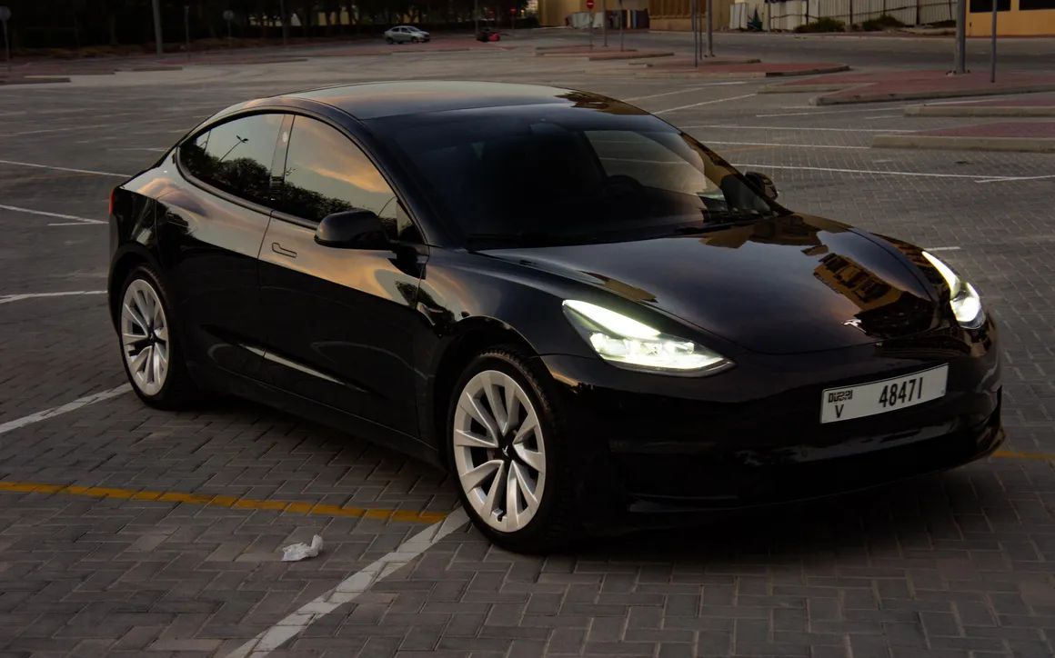 Tesla Model 3 - image 4