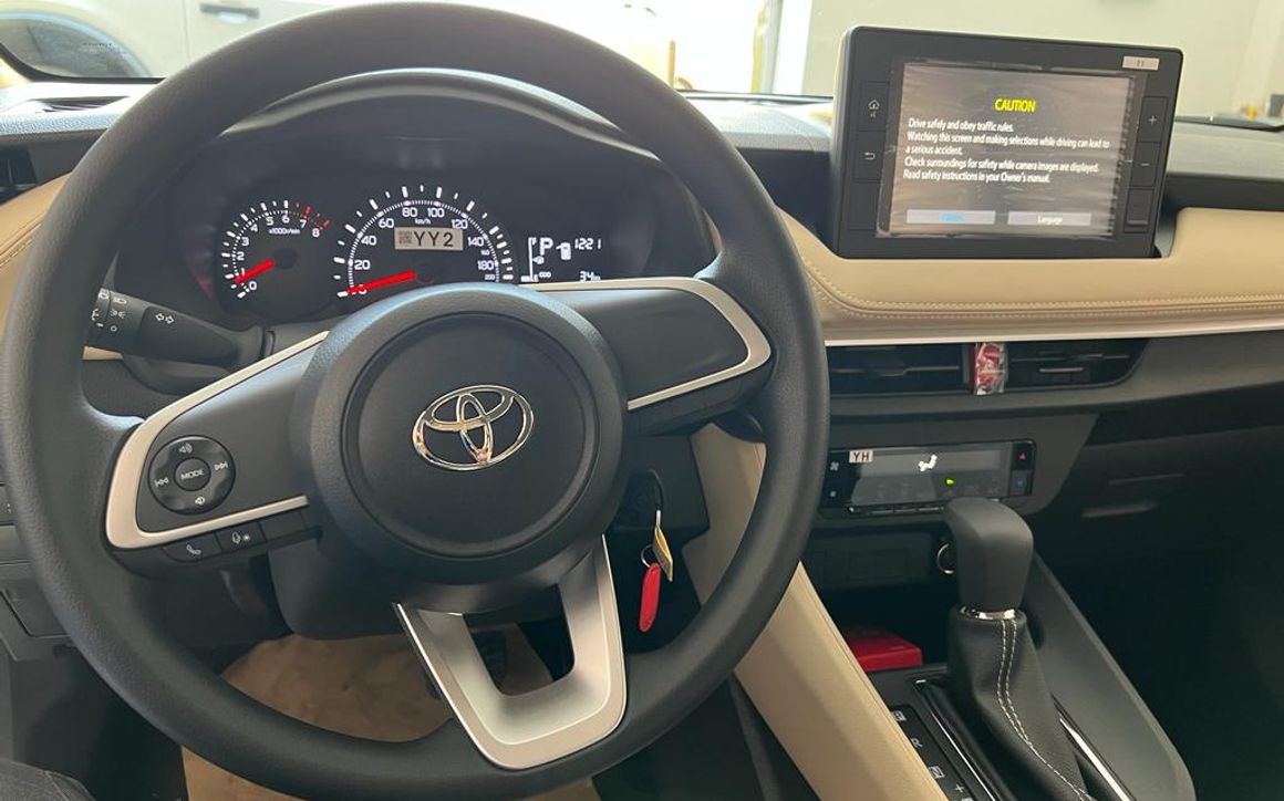 TOYOTA YARIS - image 6