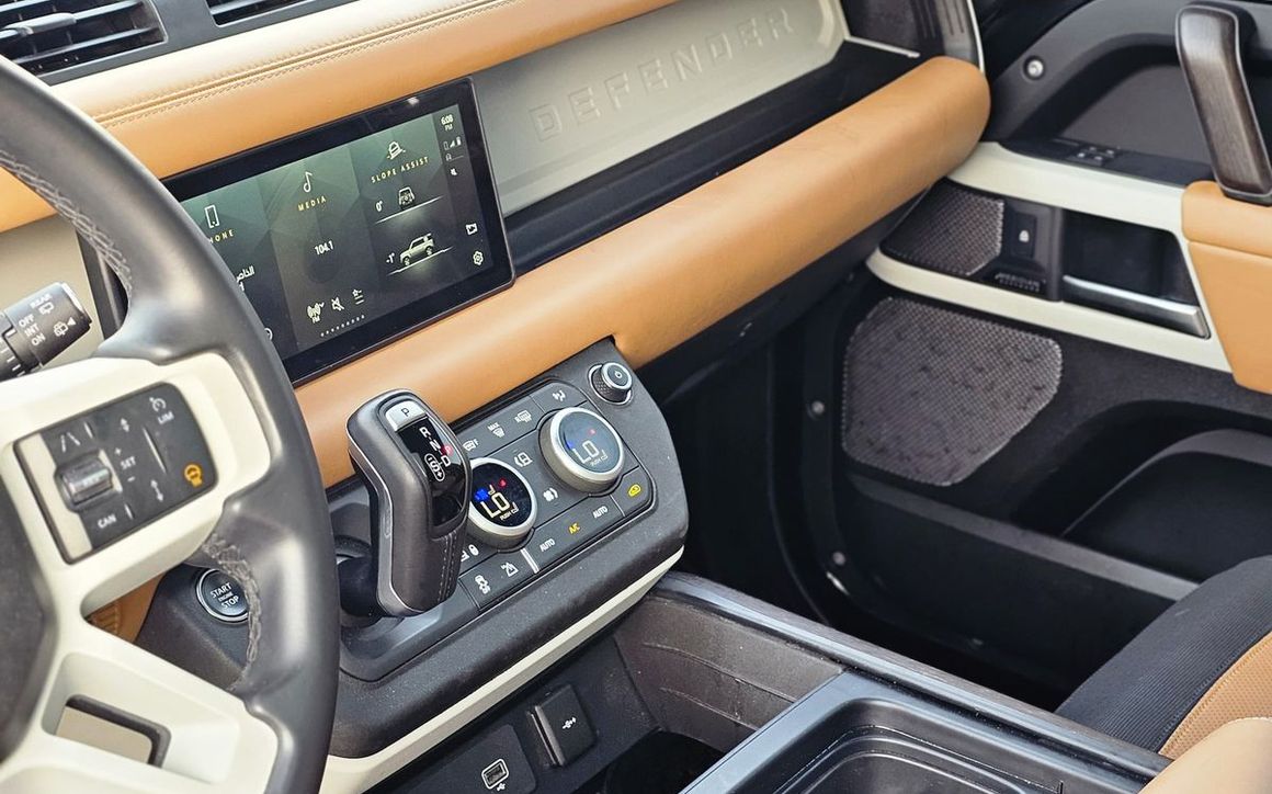LAND ROVER DEFENDER - image 8