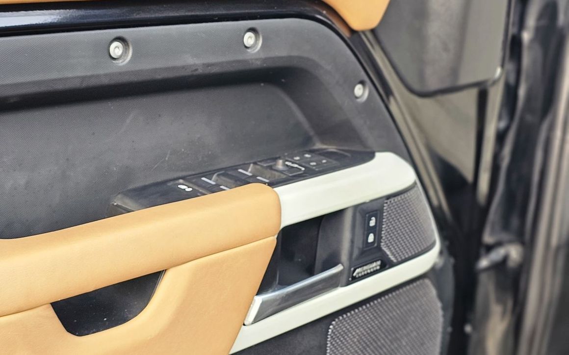 LAND ROVER DEFENDER - image 12