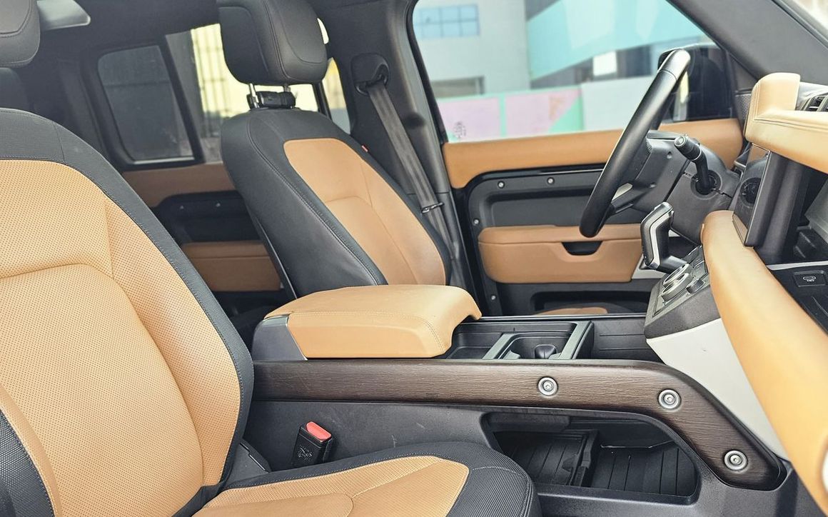 LAND ROVER DEFENDER - image 6