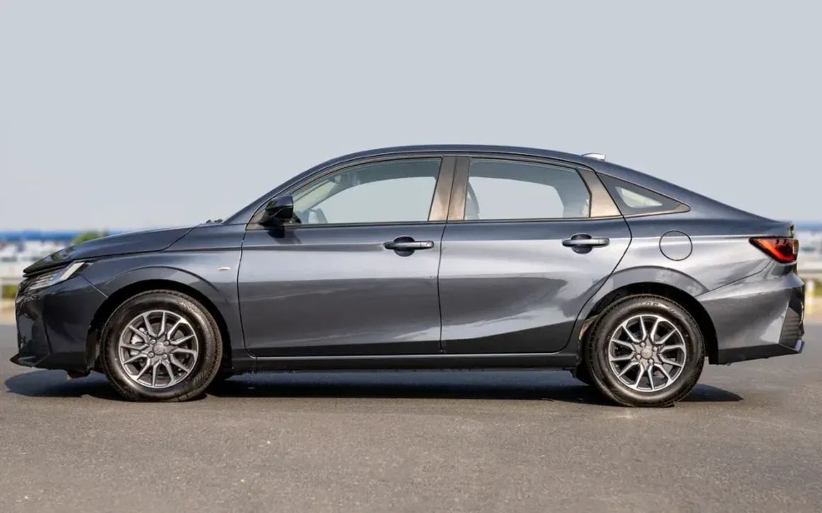 Toyota Yaris - image 2