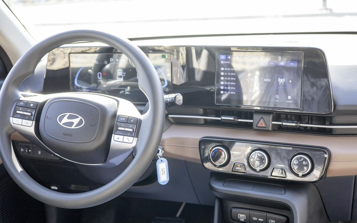 Hyundai Accent - image 6