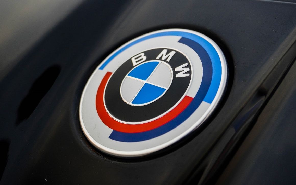 BMW 330i - image 11