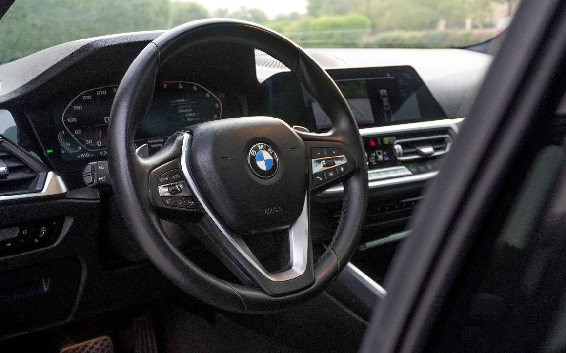 BMW 330i - image 13
