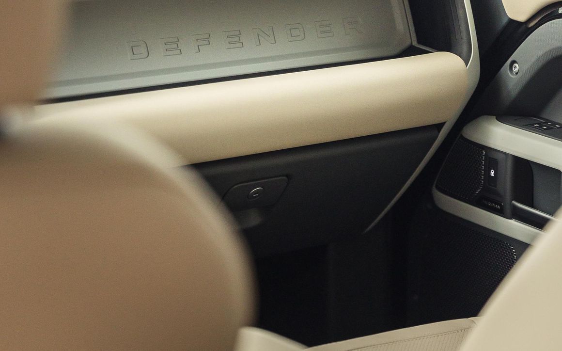 Land Rover Defender - image 18