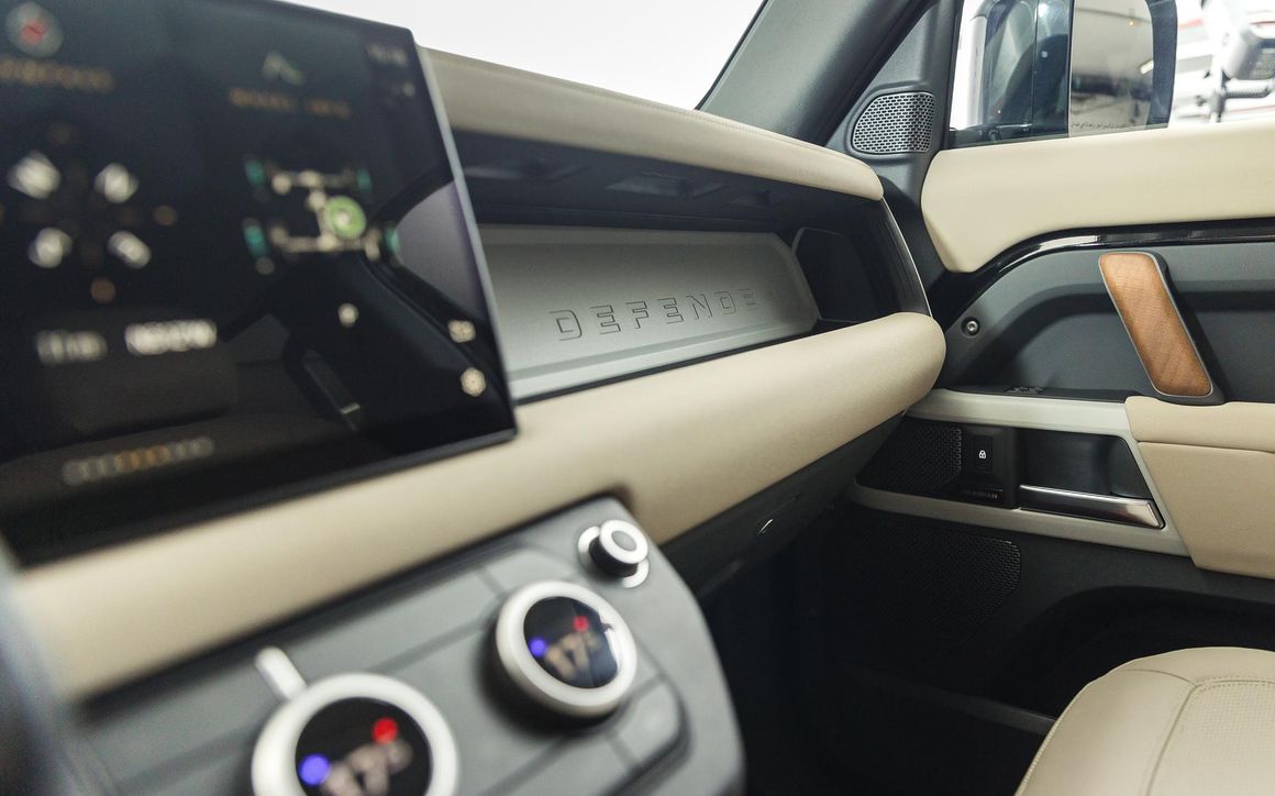 Land Rover Defender - image 20