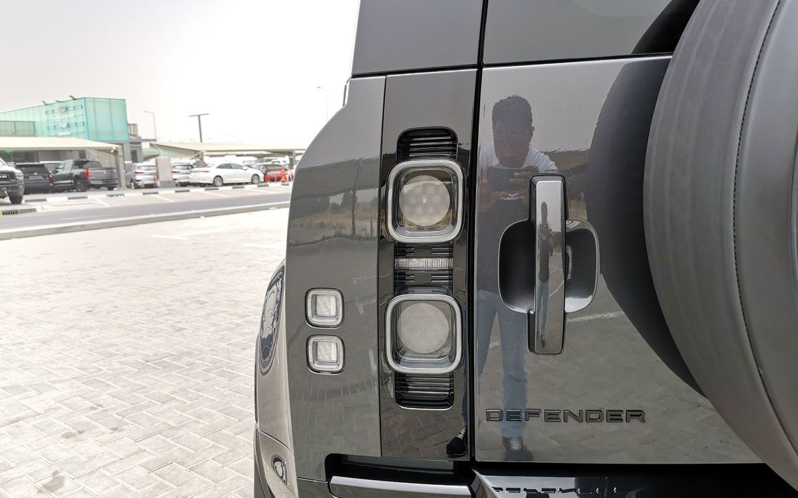 LAND ROVER DEFENDER - image 11