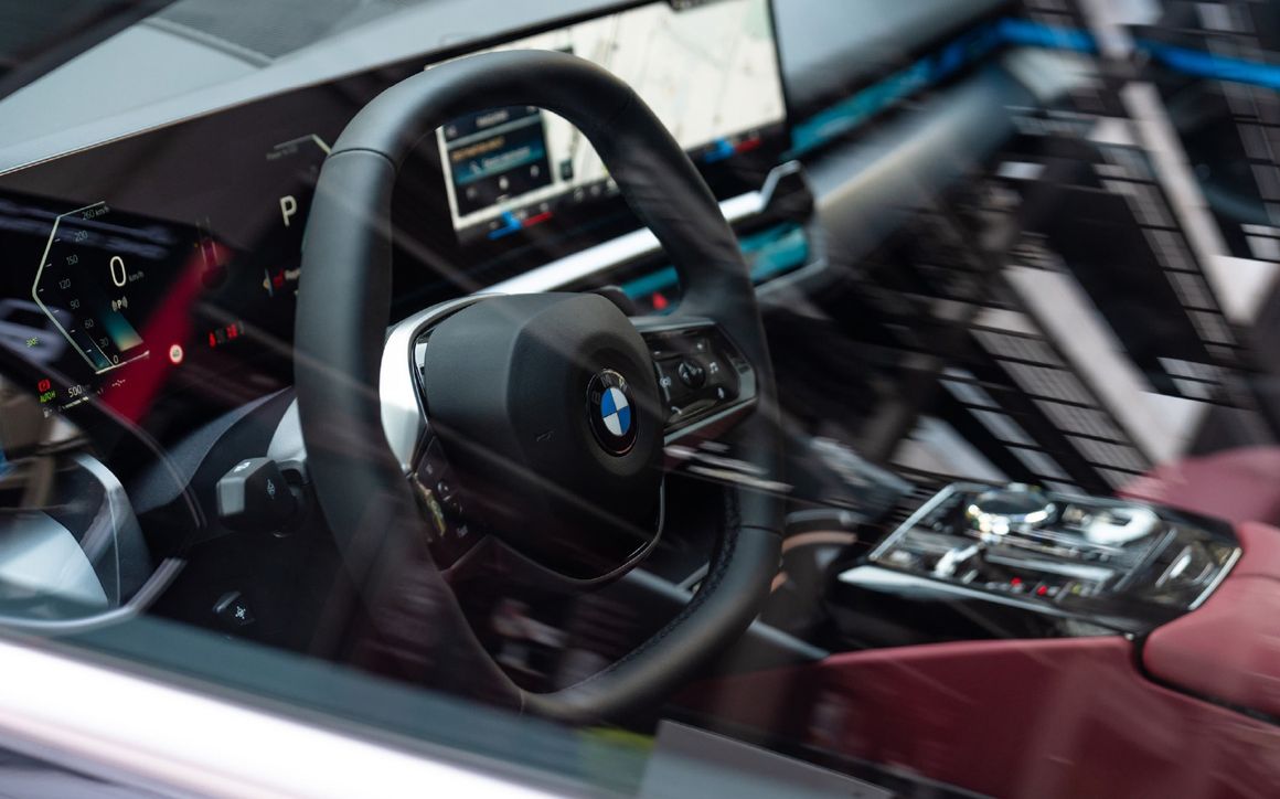 BMW 5 Series - image 8