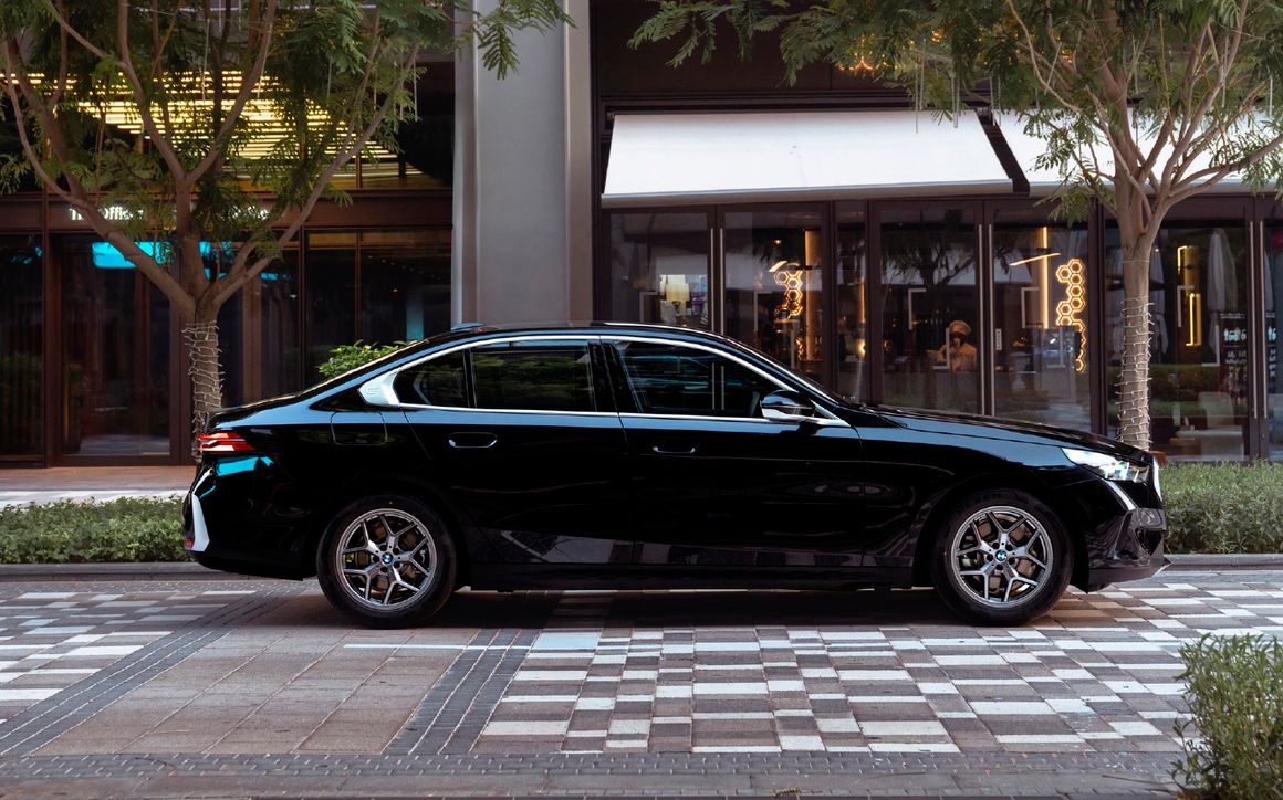 BMW 5 Series - image 2